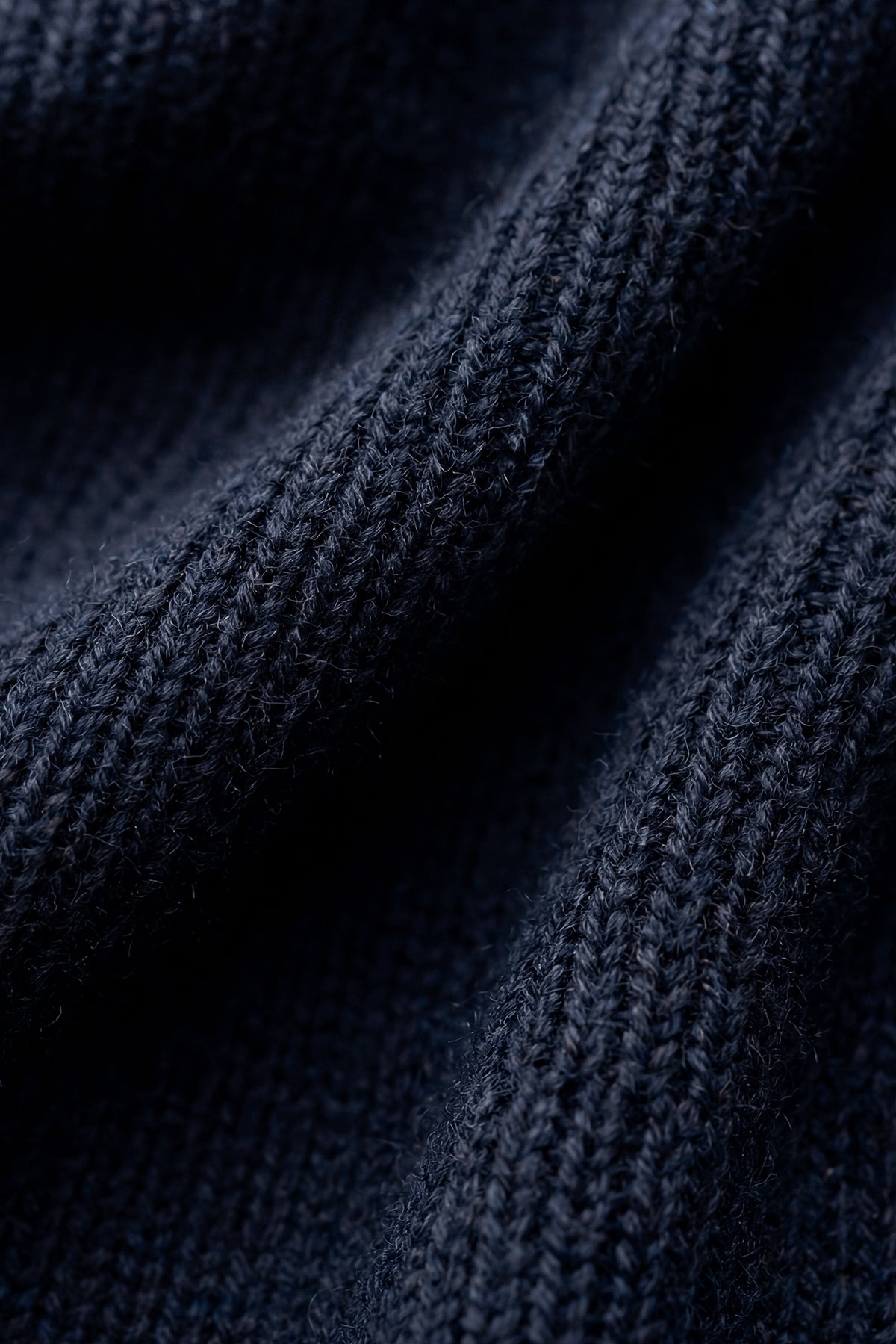 Dunkelblauer Ripppullover mit Rundhalsausschnitt