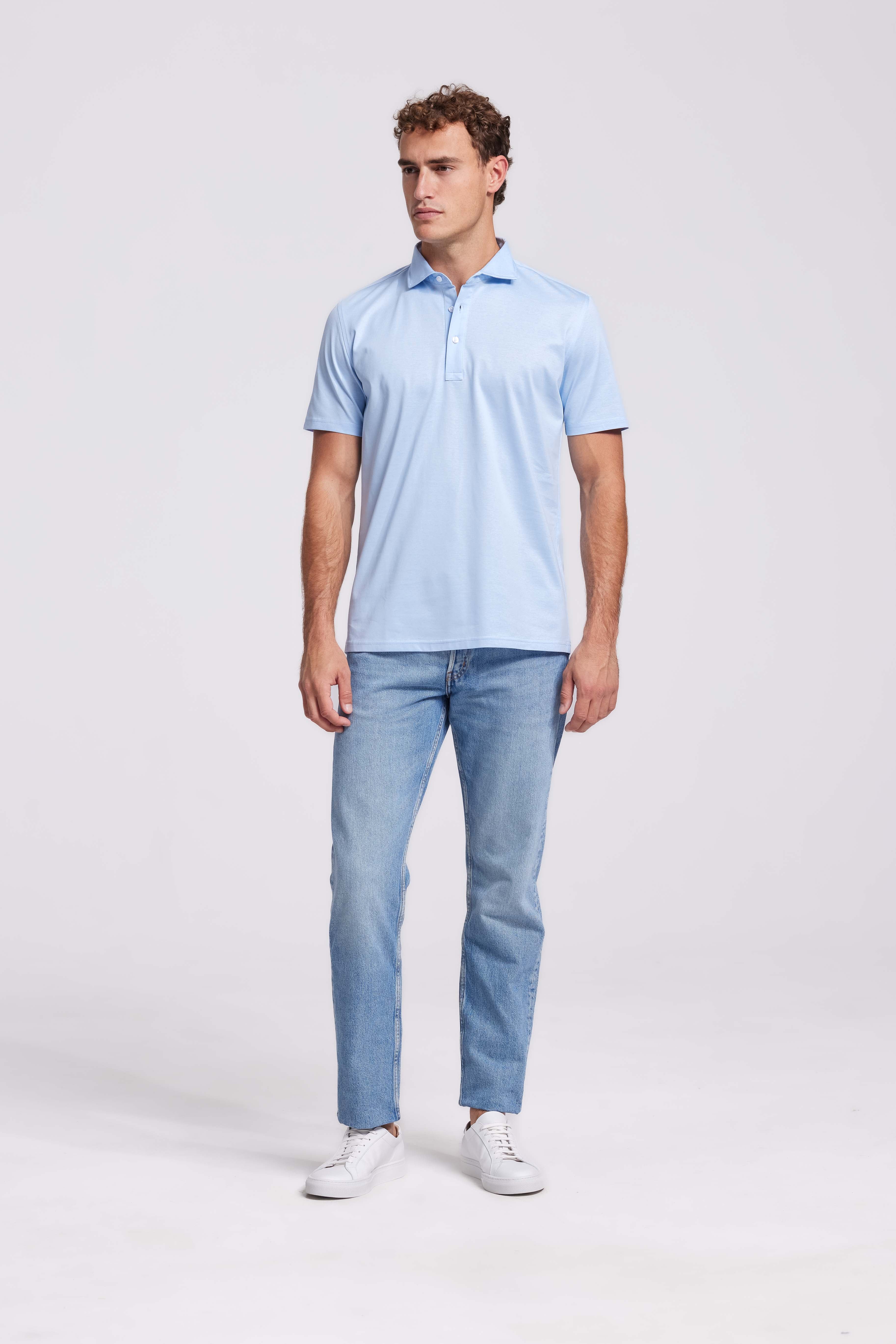 Hellblaues Poloshirt mit kurzem Arm