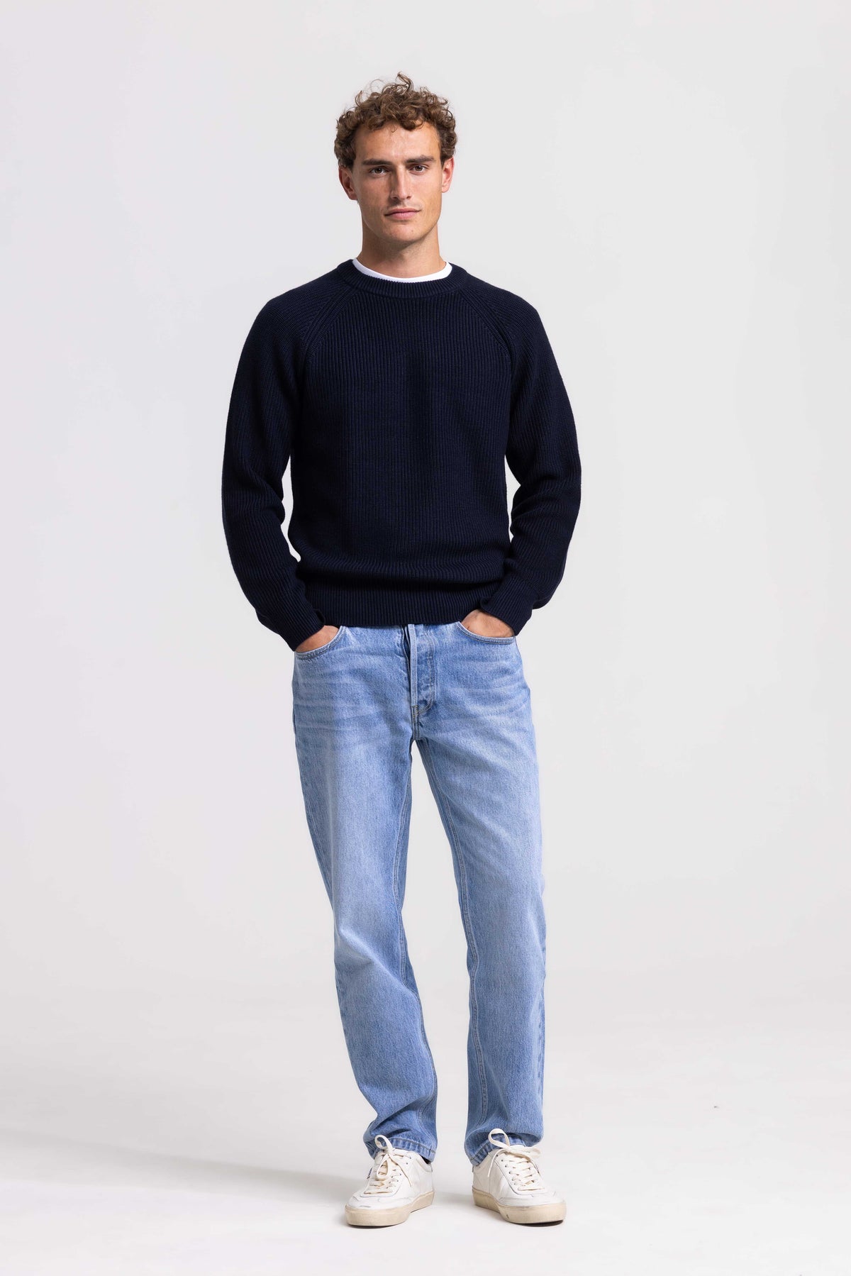 Dunkelblauer Ripppullover mit Rundhalsausschnitt