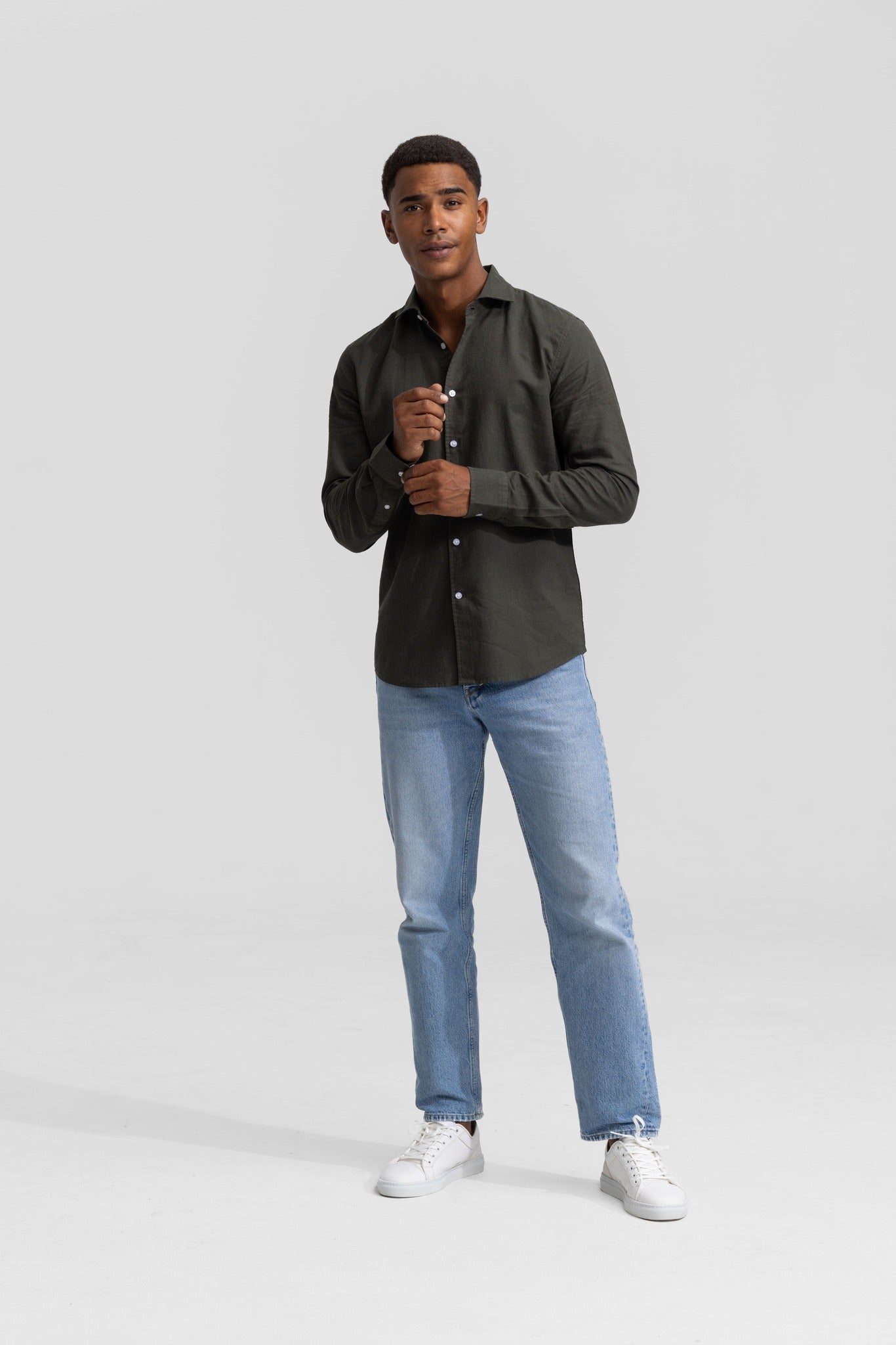 Linen shirt in dark green for men at nølson called lindo green