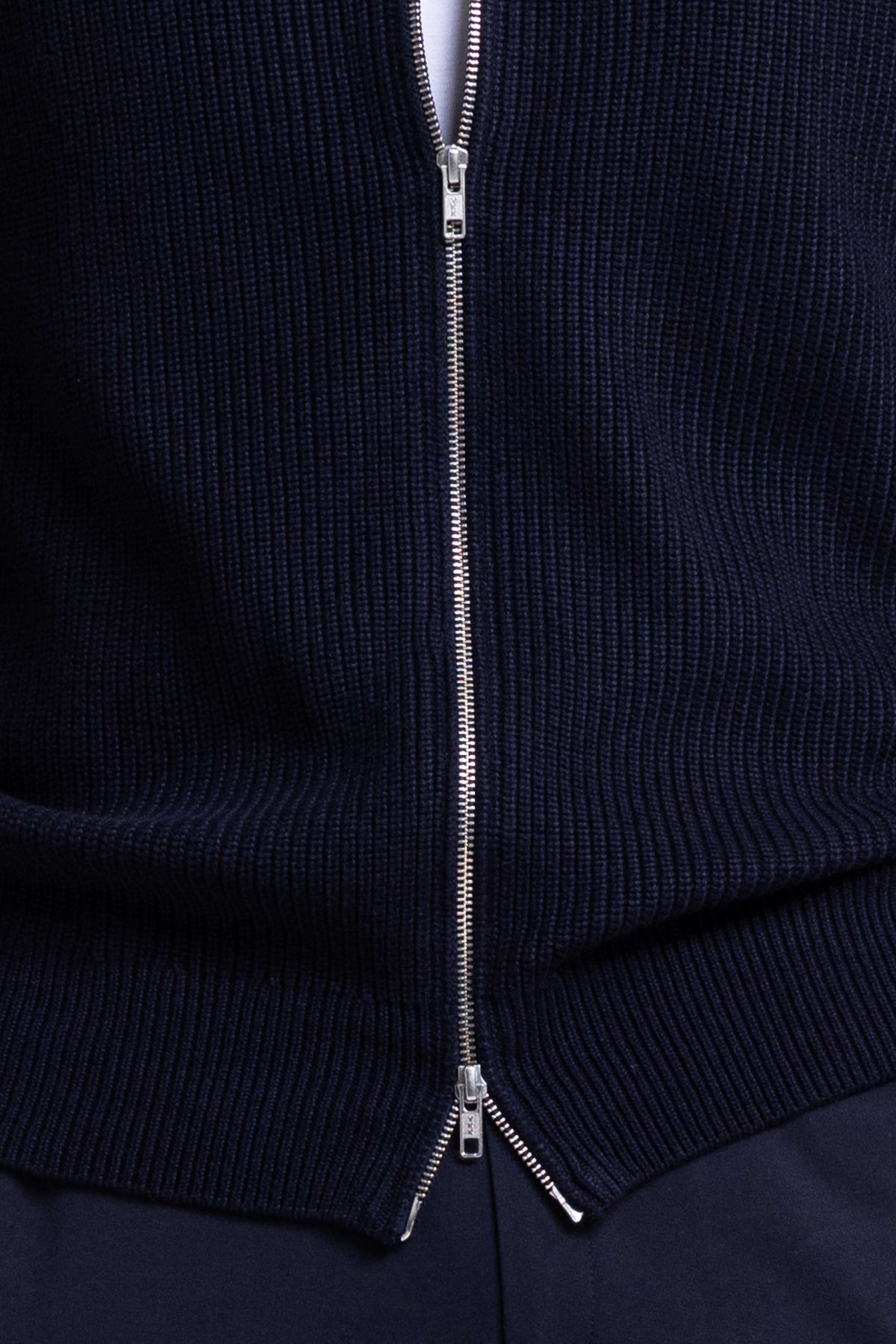 Dunkelblaue Rippenstrickjacke