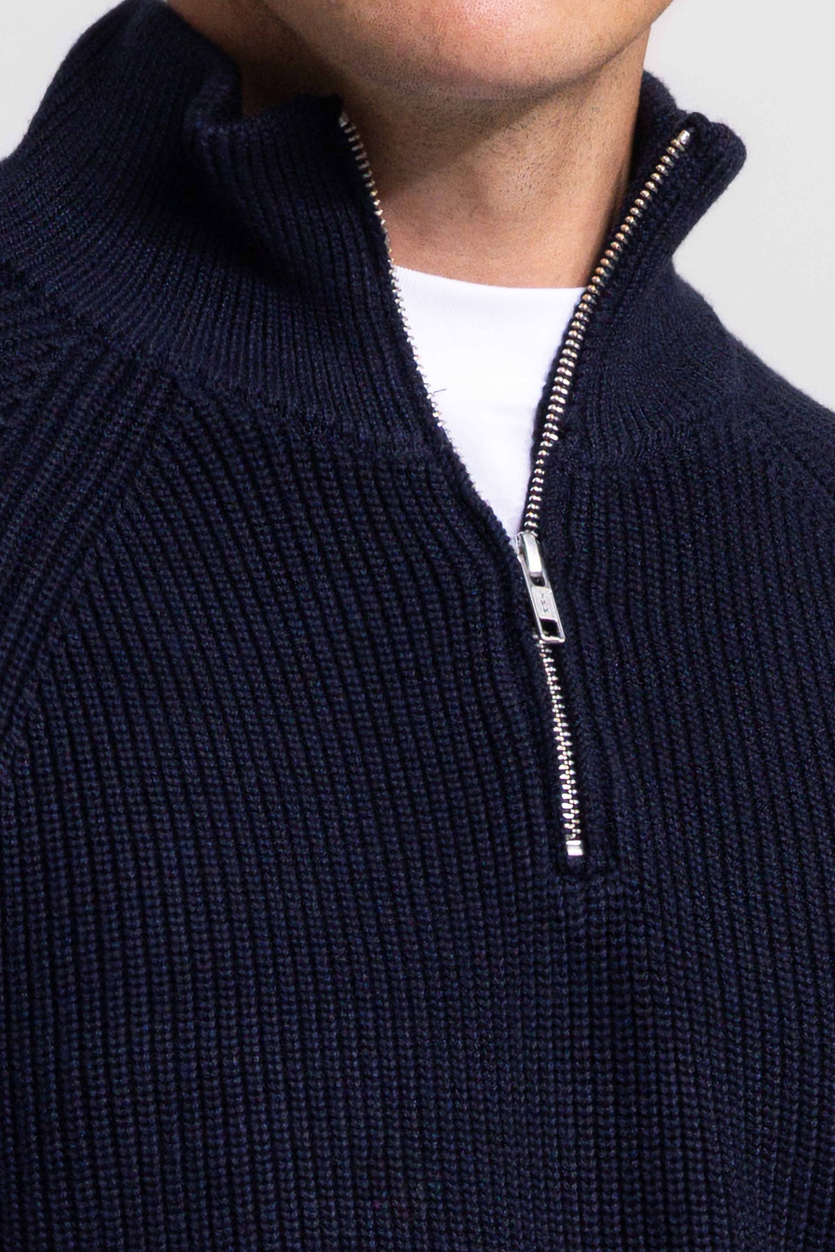 Dunkelblauer Ripppullover mit Viertelreißverschluss