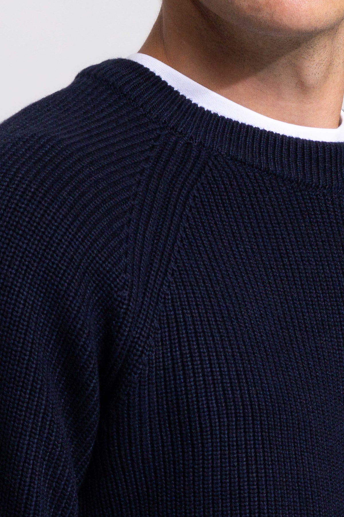 Dunkelblauer Ripppullover mit Rundhalsausschnitt