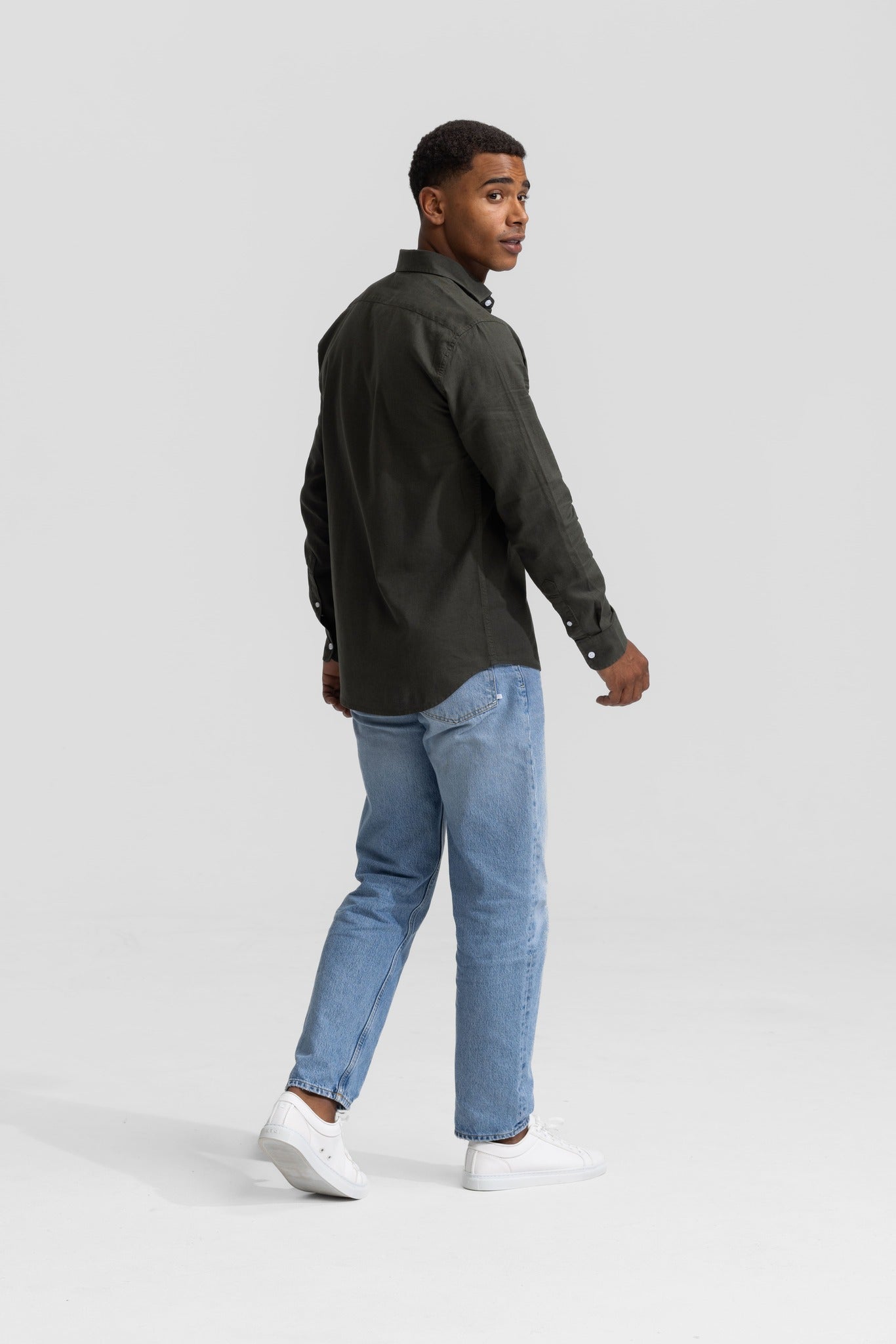 Linen shirt in dark green for men at nølson called lindo green