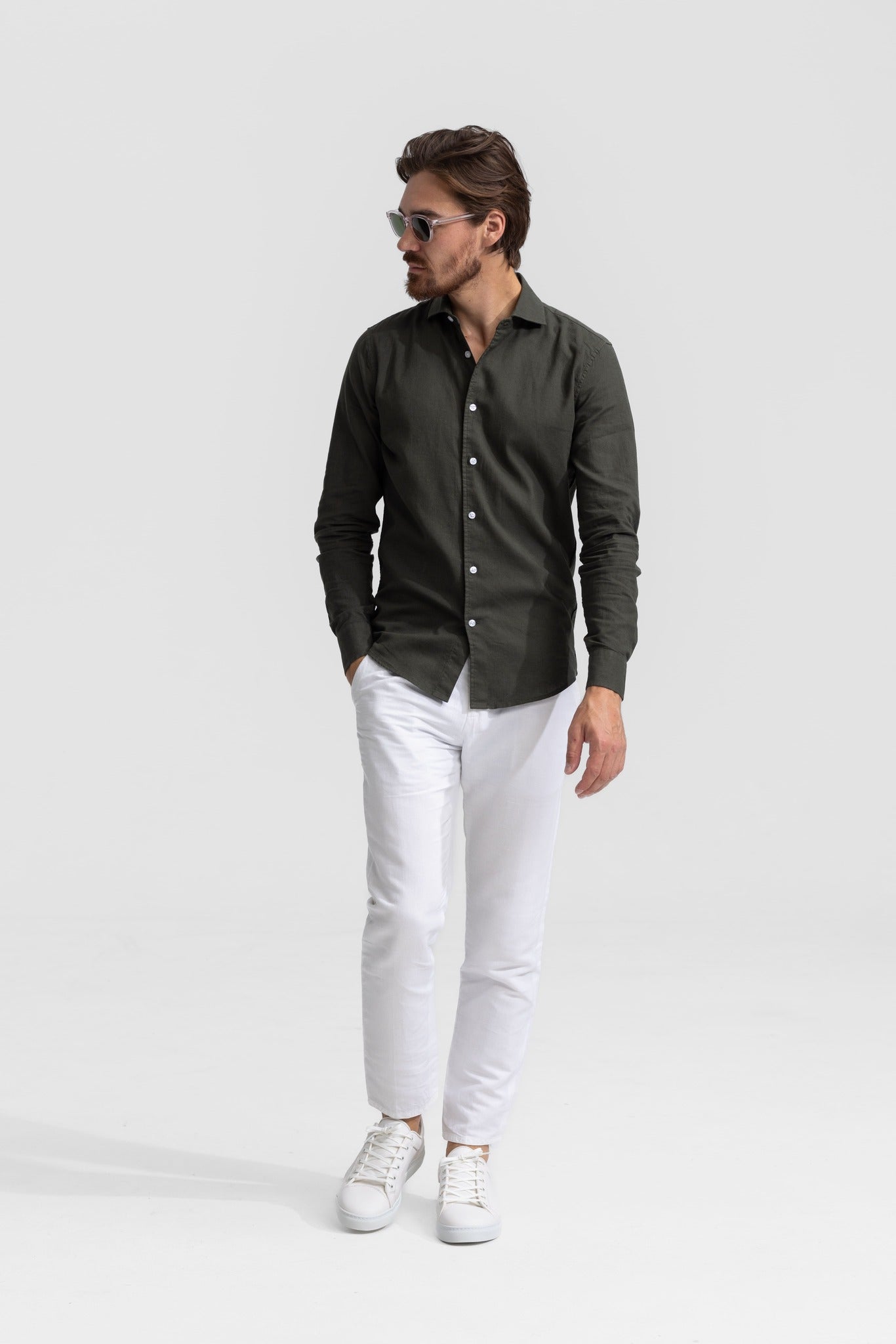 Linen shirt in dark green for men at nølson called lindo green